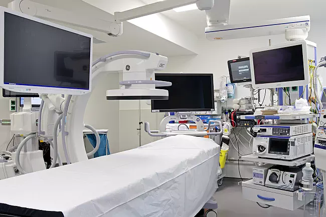 Salle d‘examen pour des interventions endoscopiques sous anesthésie générale (avec système de fluoroscopie et la dernière génération de processeur d‘endoscopie Olympus.